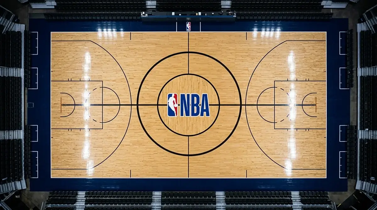 Campo de basquetebol da NBA visto de cima com a linha central e os circulos marcados
