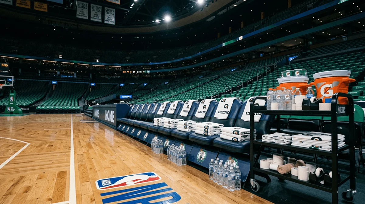 Banco de suplentes de basquetebol da NBA com toalhas e equipamento medico