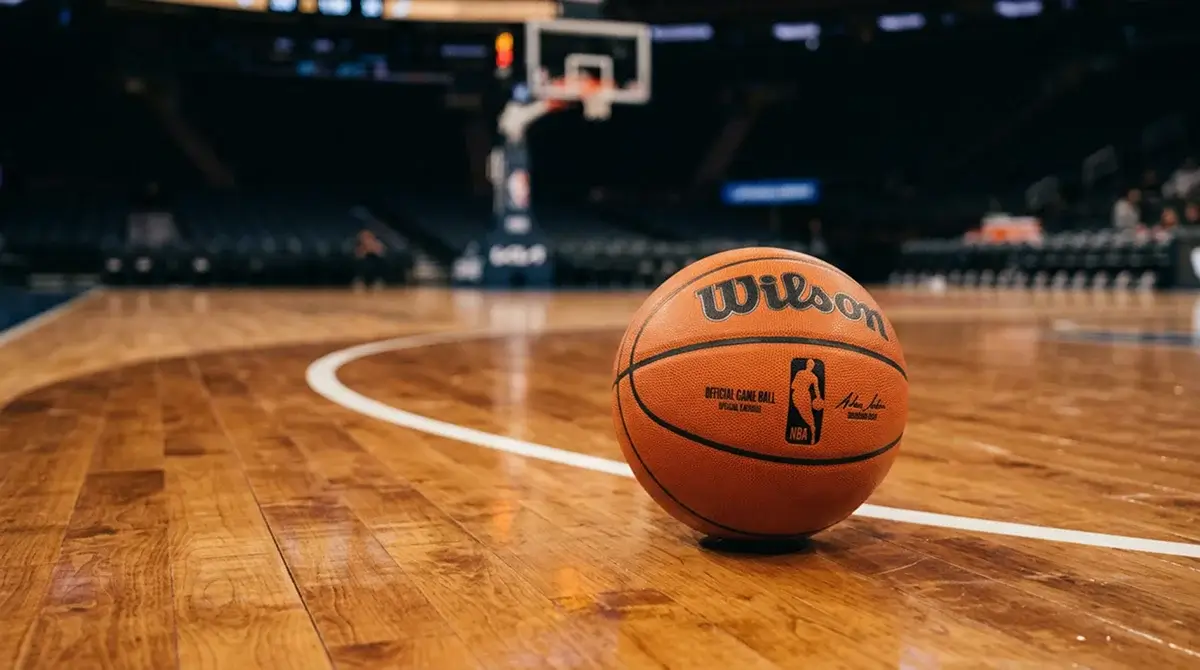 Bola de basquetebol NBA junto a um quadro de odds com mercados de spread e over/under
